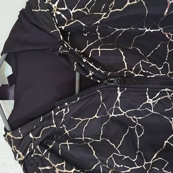 NWT Ideology Black And Gold Windbreaker Raincoat Jacket Size Medium - Picture 2 of 7